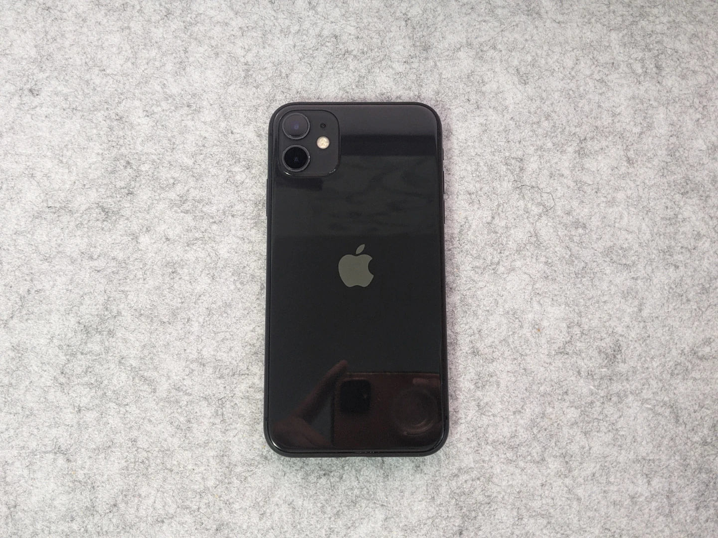 iPhone 11 (97% Battery Health) ***LIKE NEW*** - photo 2