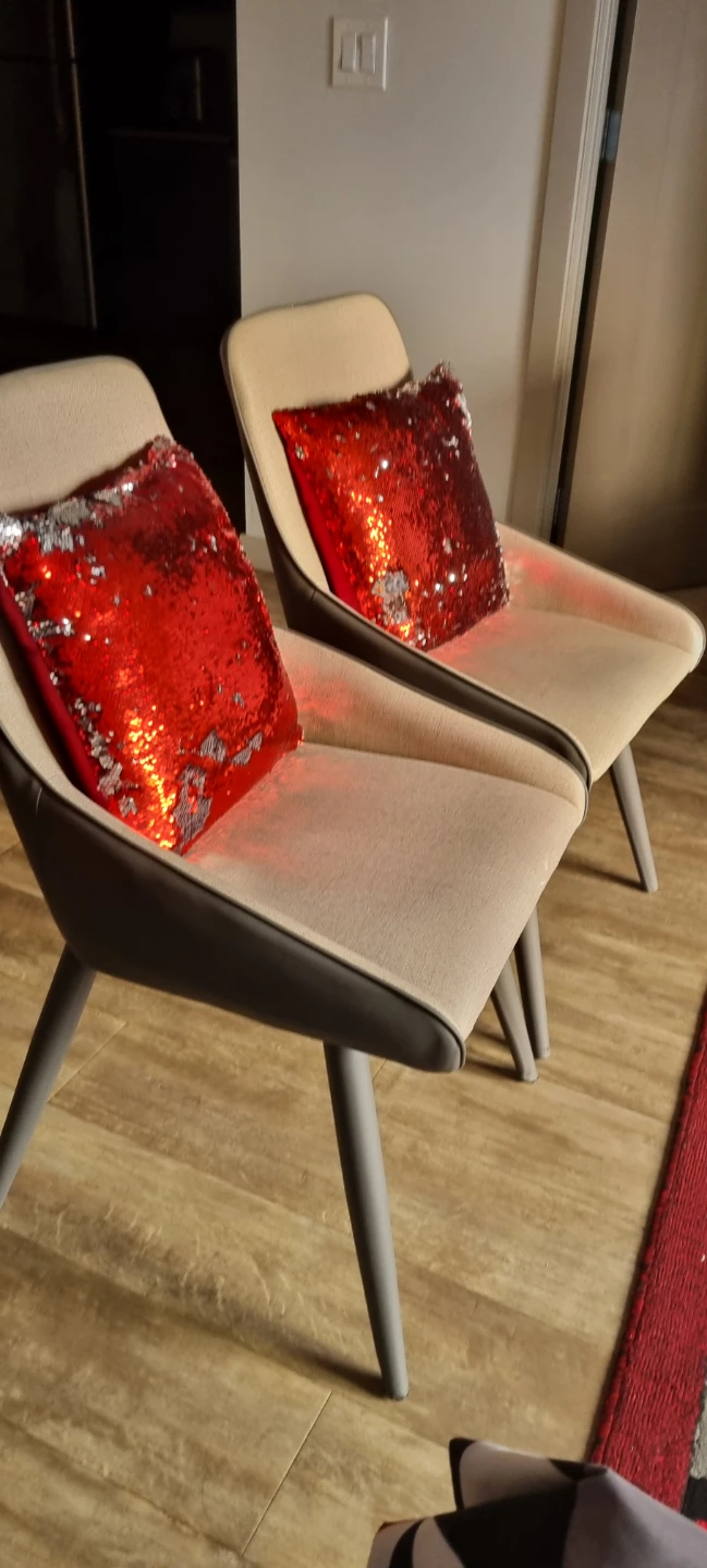 Two Very Comfortable Leon’s Chairs - photo 2