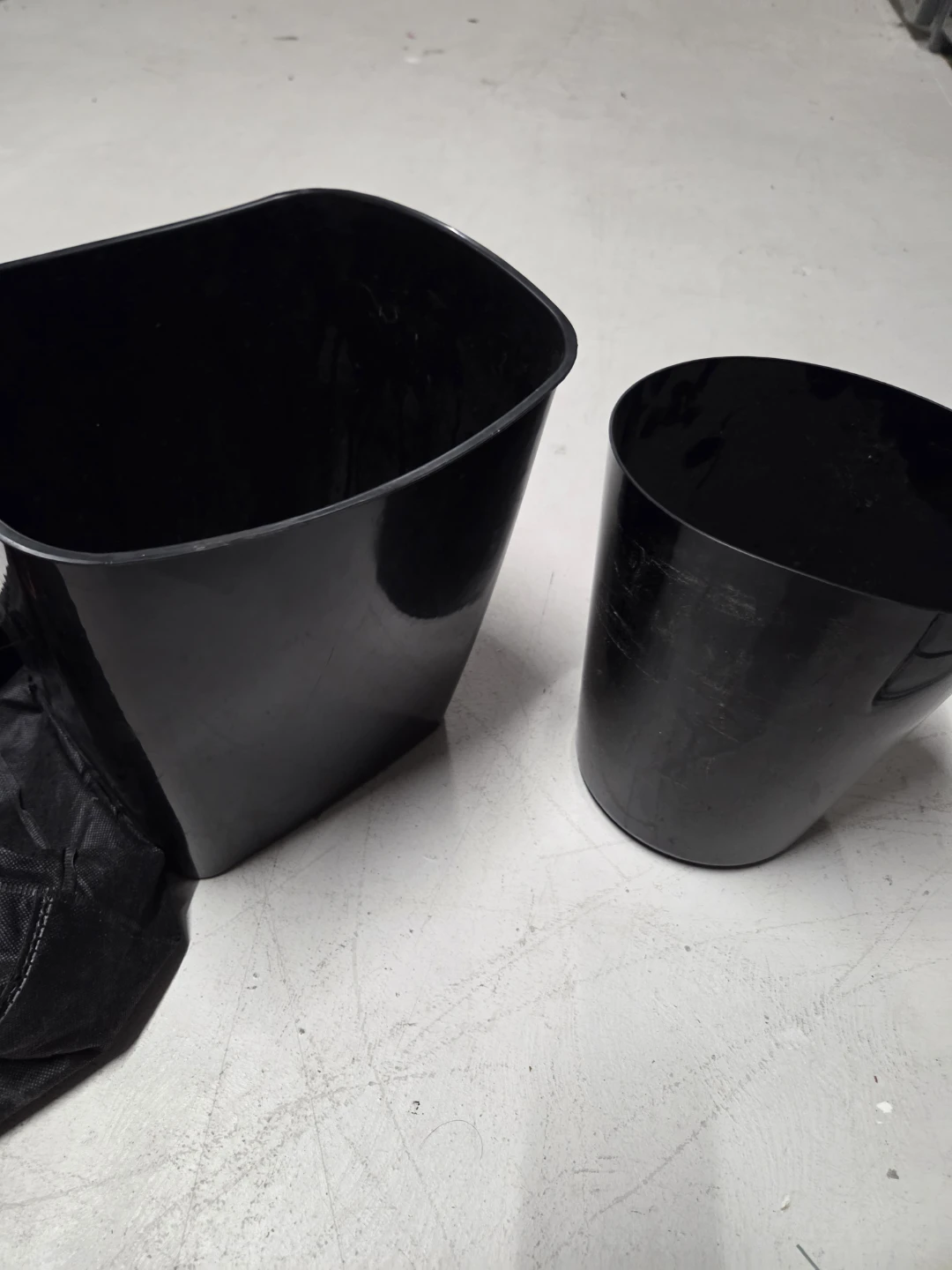 Set of 2 Black Plastic Trash Cans - photo 5
