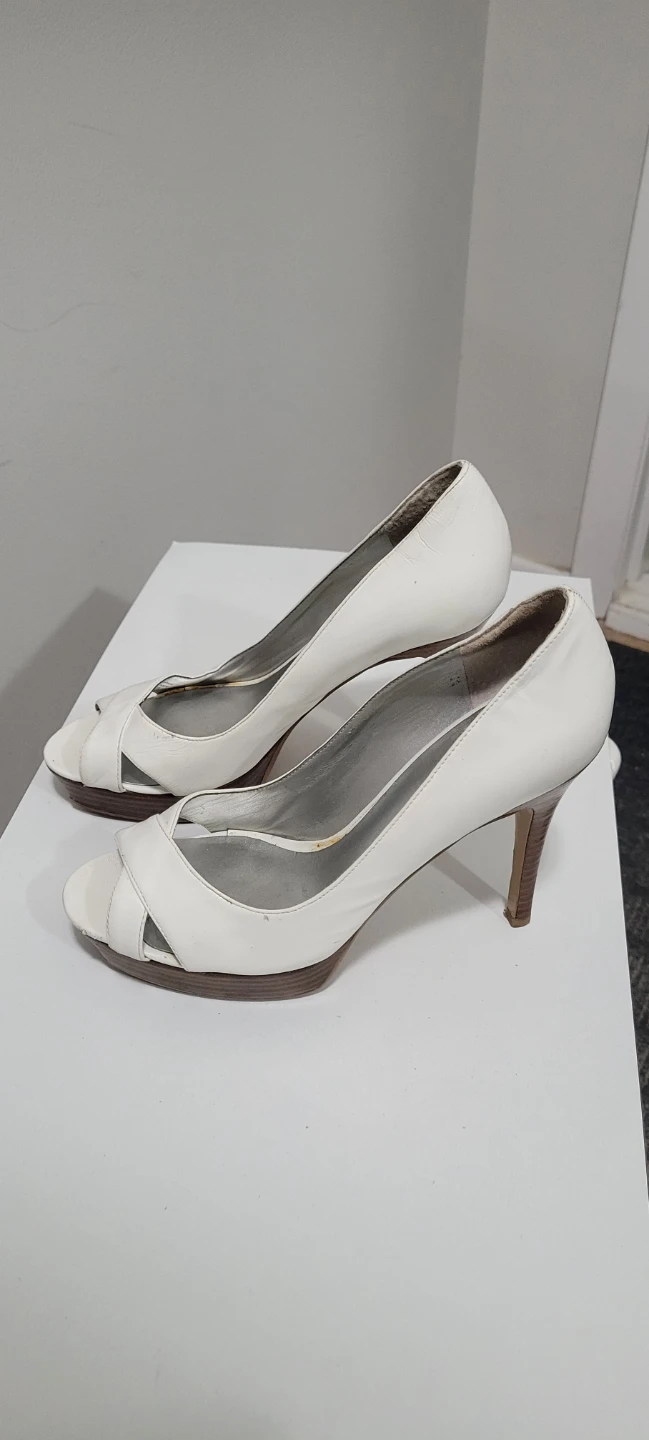 White GUESS Peep-Toe Heels Size 6 - photo 3