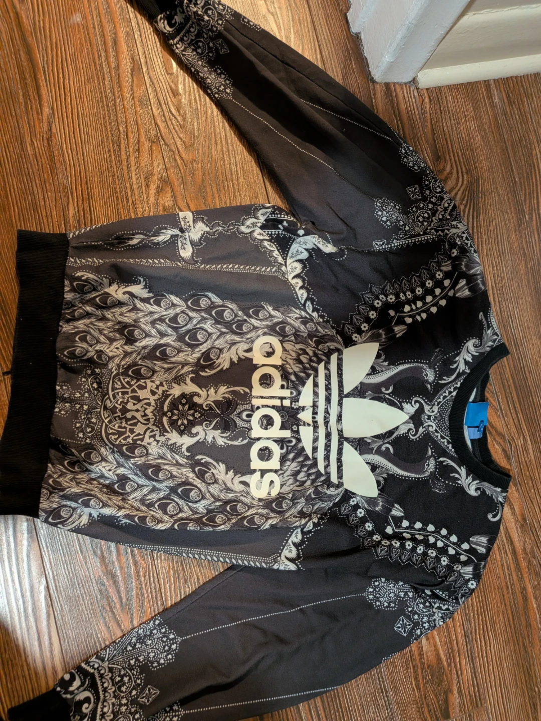 Adidas crew sweatshirt XS (fits like a s/m)