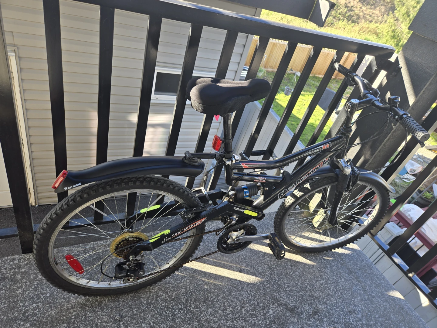Mountain bike, 21-speed and dual suspension.  24 inch wheel