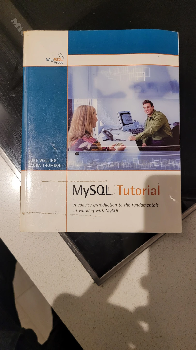 MySQL Tutorial Book by Luke Welling & Laura Thomson