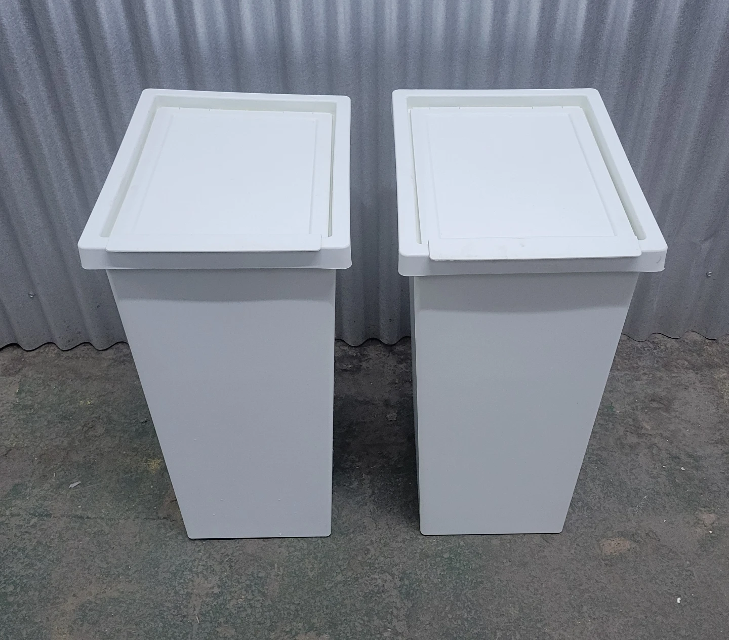White Plastic Trash Cans with Lids