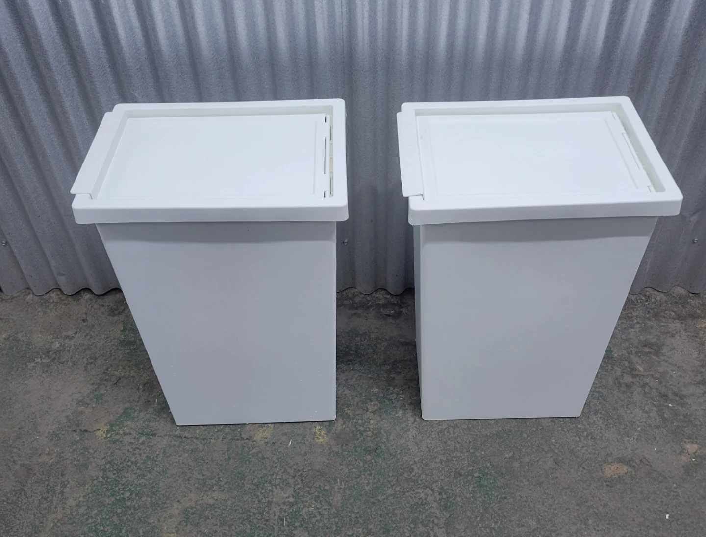 White Plastic Trash Cans with Lids - photo 2