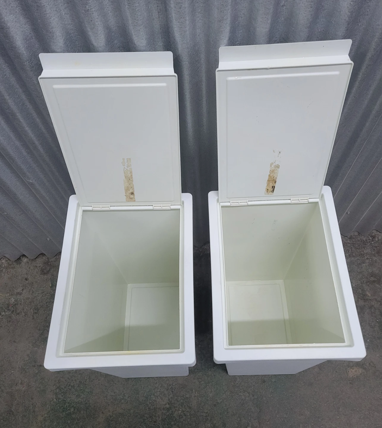 White Plastic Trash Cans with Lids - photo 3