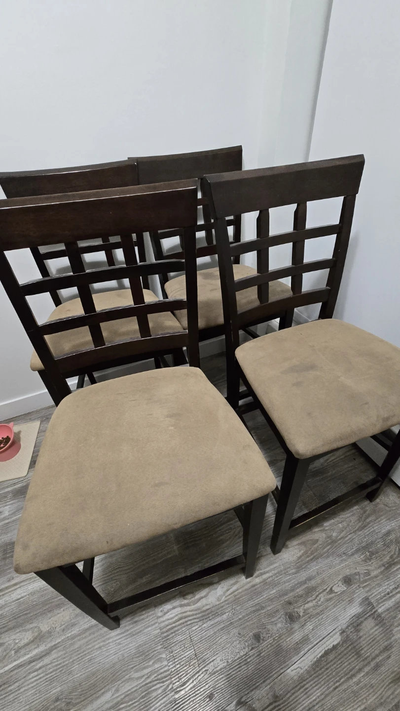 FREE – 4 Bar Stools / Kitchen Counter Stools