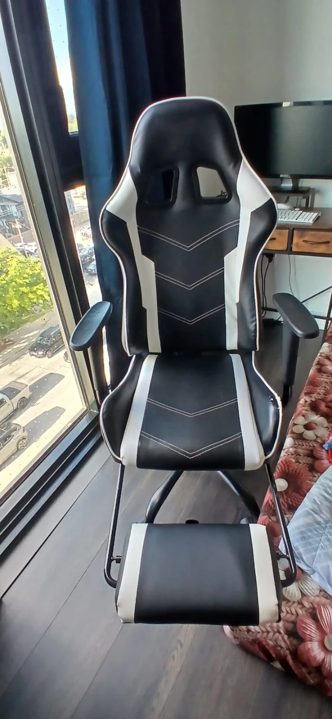 Gaming Chair with Footrest
