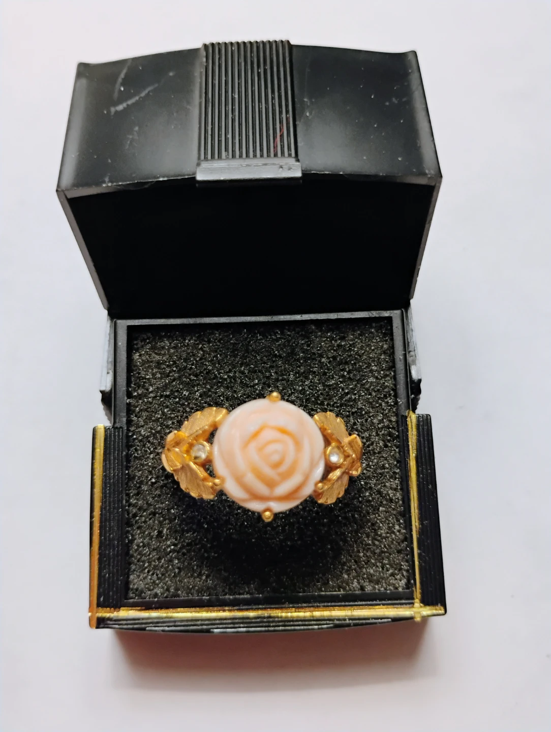 AVON VINTAGE RING (CARVED PINK ROSE WITH RHINESTONES GOLD TONE)