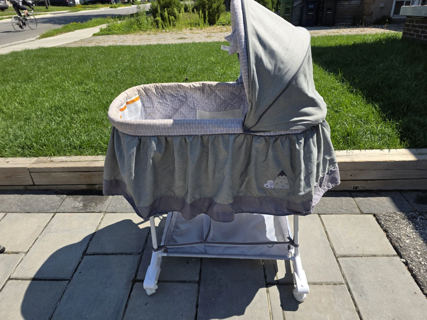 Jolly Bedside Baby Bassinet – Excellent Condition - photo 3