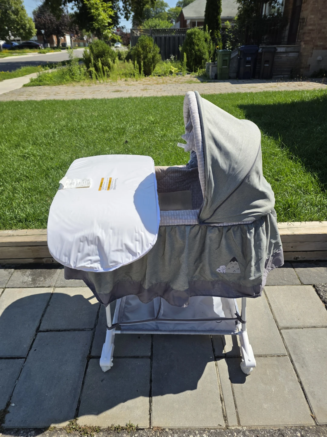 Jolly Bedside Baby Bassinet – Excellent Condition - photo 4
