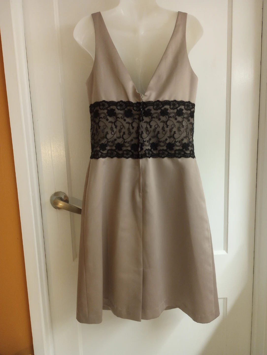 Never Worn Crystel Cocktail Dress Size 10 - photo 3