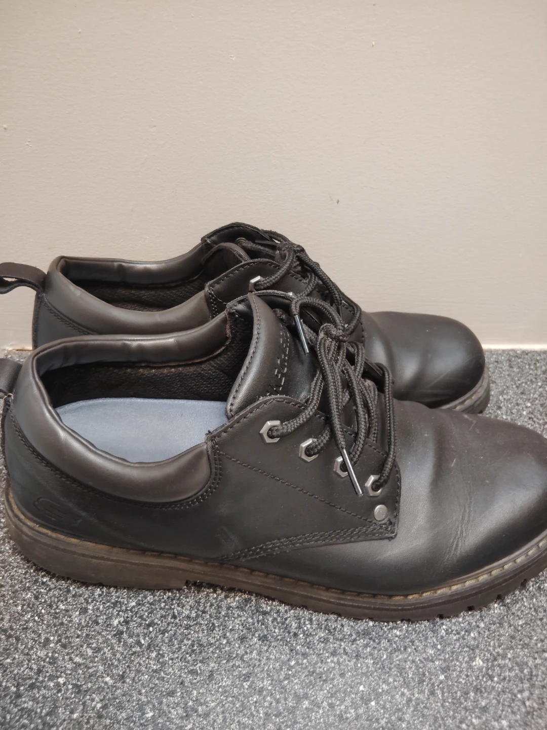 Skechers "Tom Cats" Men’s Black Leather Work / Casual Oxfords