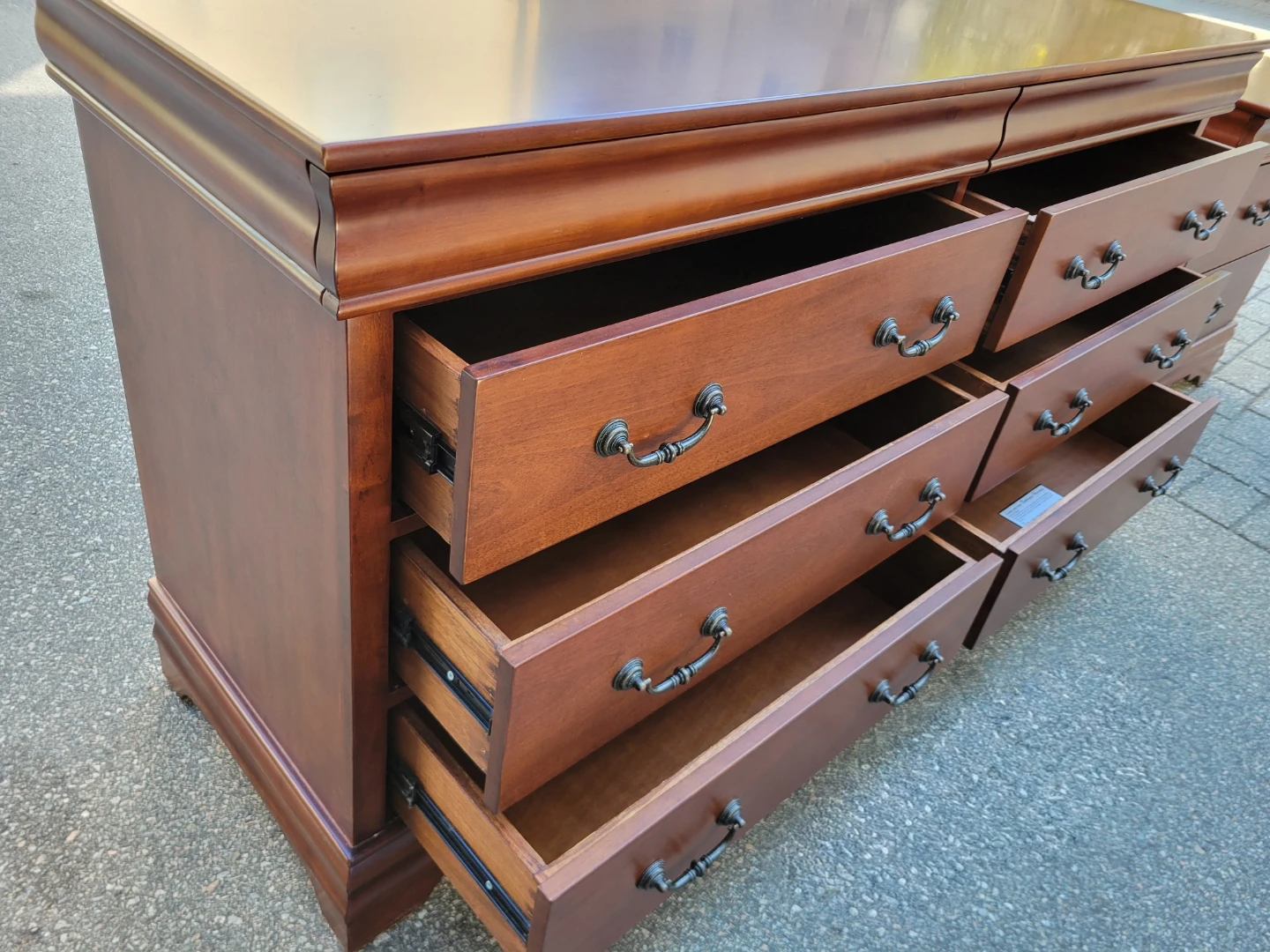 Beautiful Traditional Solid Wood Cherry Sideboard / Dresser. - photo 5