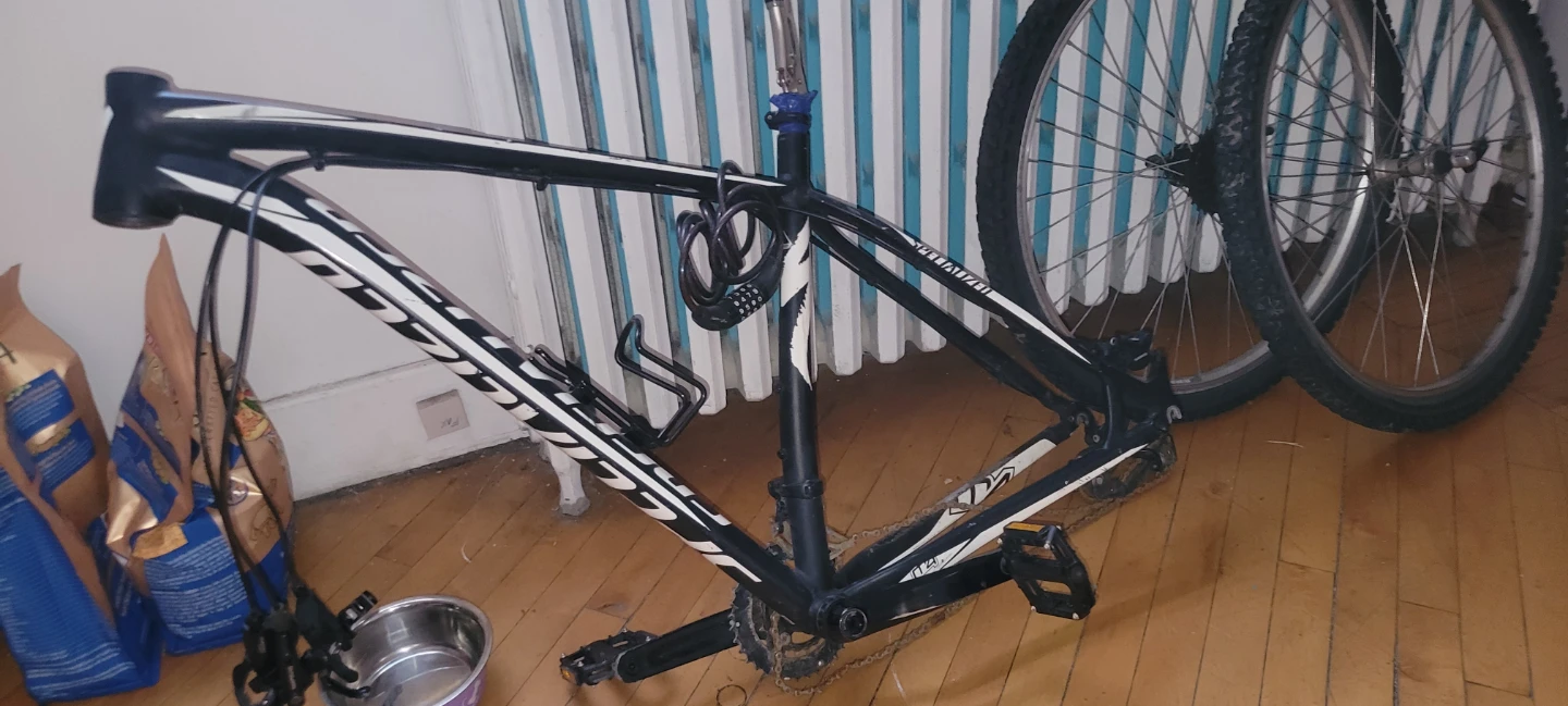 RockShox Recon suspension fork and Specialized bike frame - photo 3