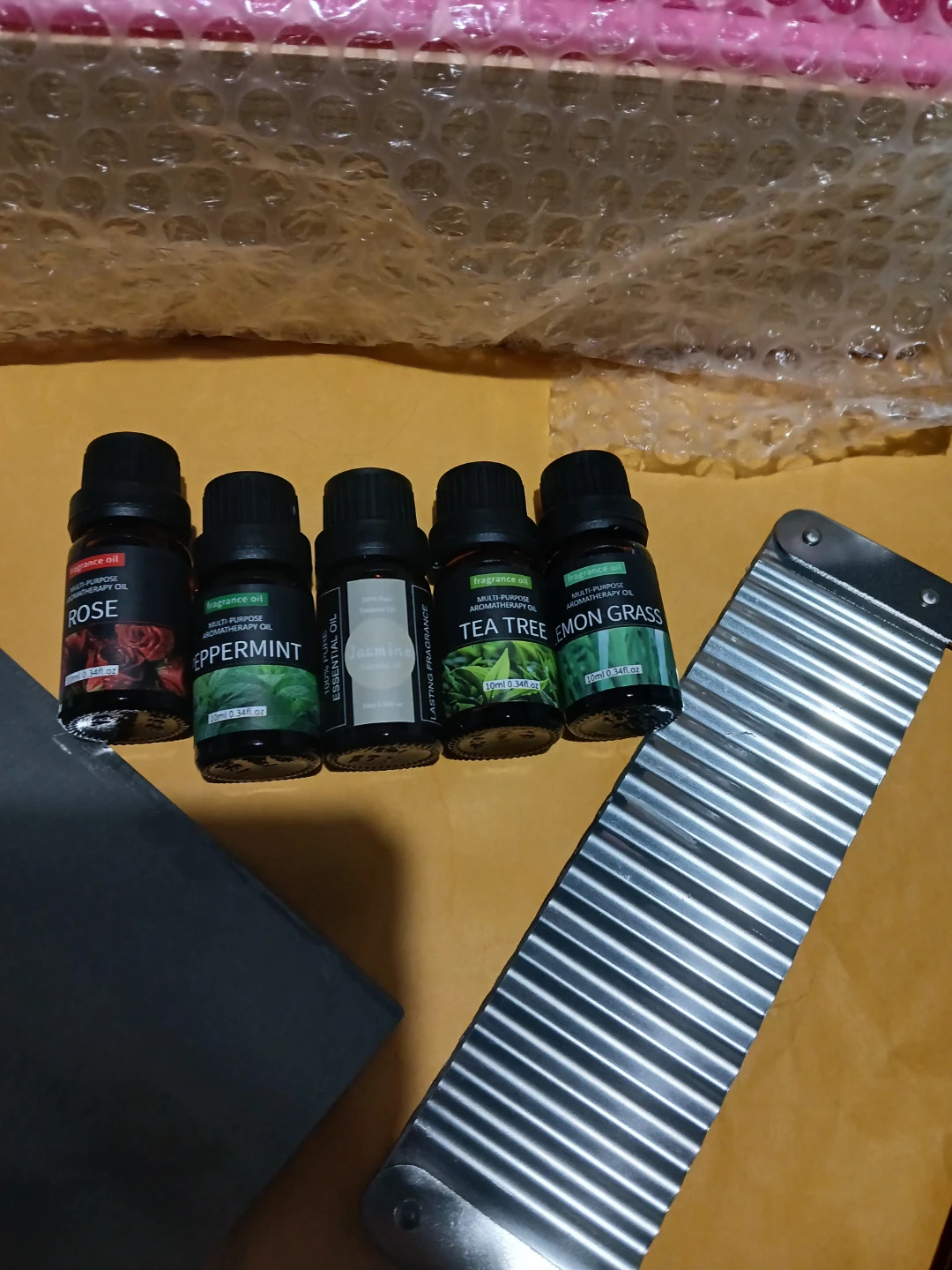 Soap Making Kit with Silicone Mold and Essential Oils - photo 2