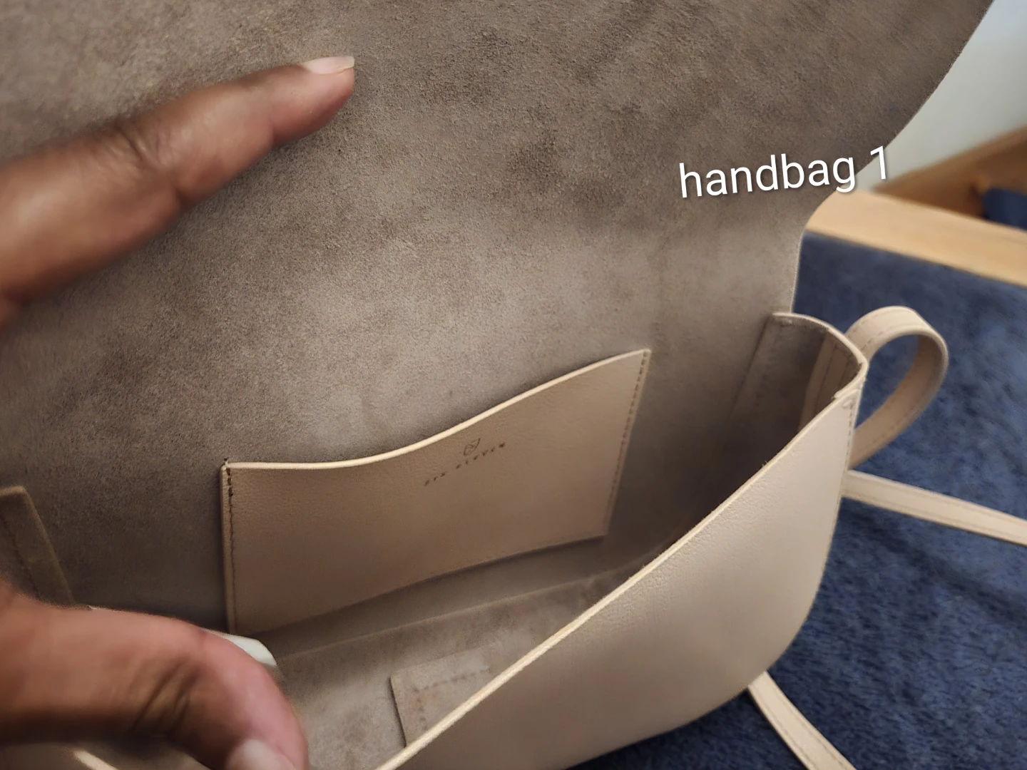 A variety of handbags for sale - photo 2
