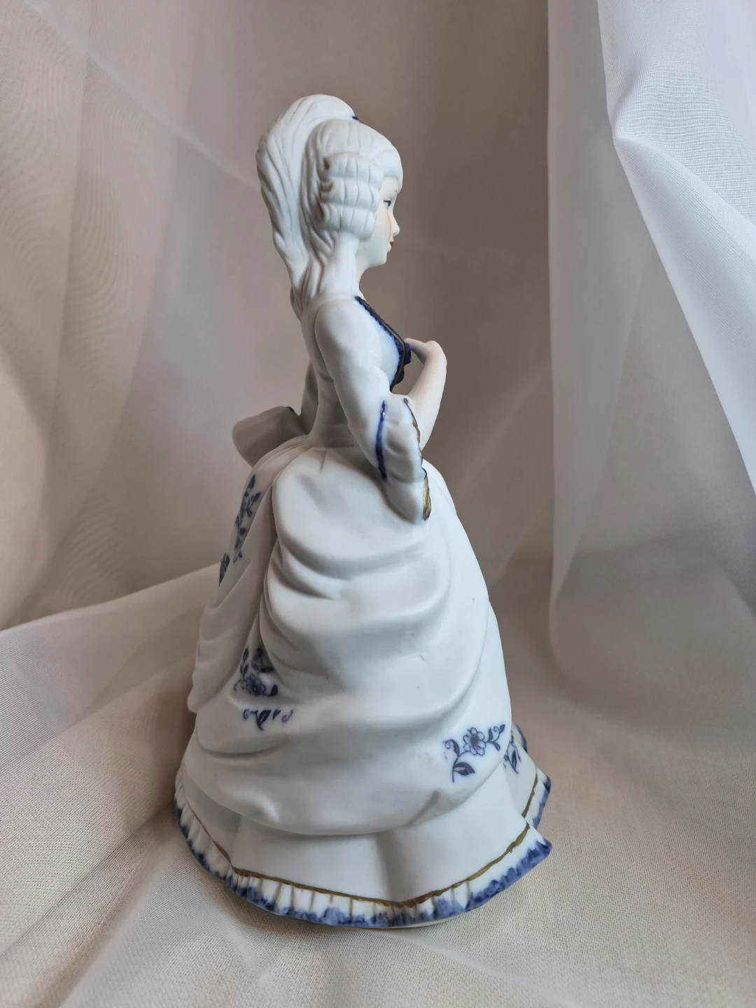 Beautiful 9" Vintage Porcelain Blue & White Lady Figurine - photo 4