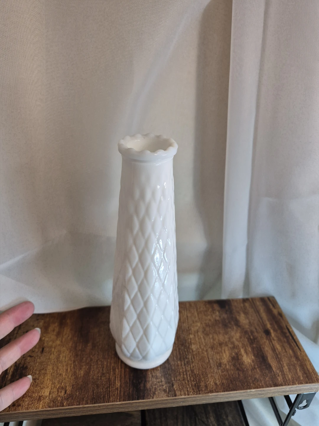 Beautiful Vintage 8 3/4" Tall White Milk Glass Vase - photo 4