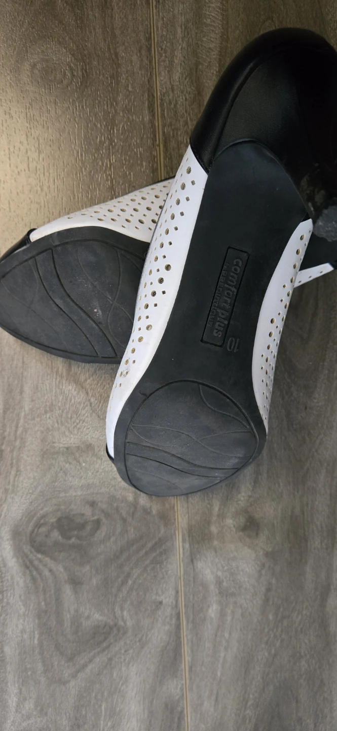 Black and White Cushioned Pumps - photo 3