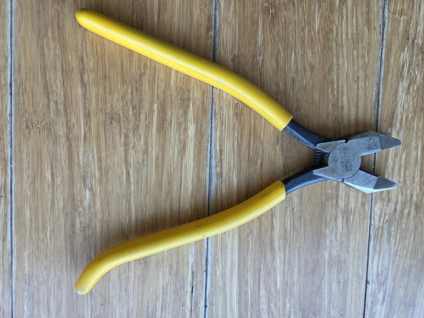 DEWALT 9" rebar pliers