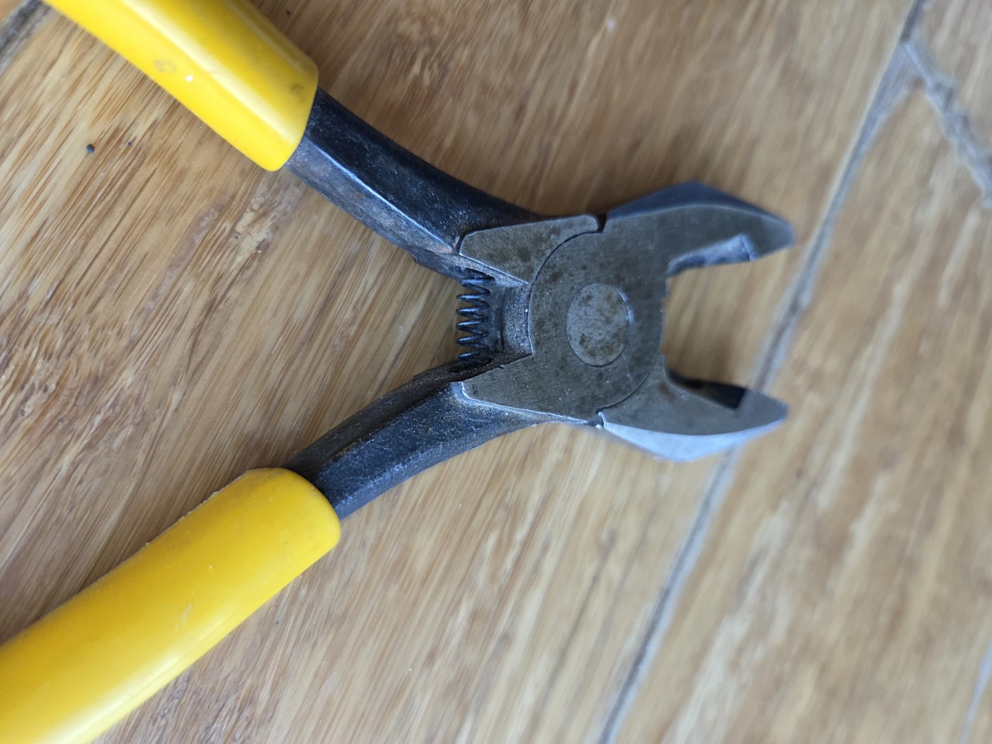 DEWALT 9" rebar pliers - photo 3