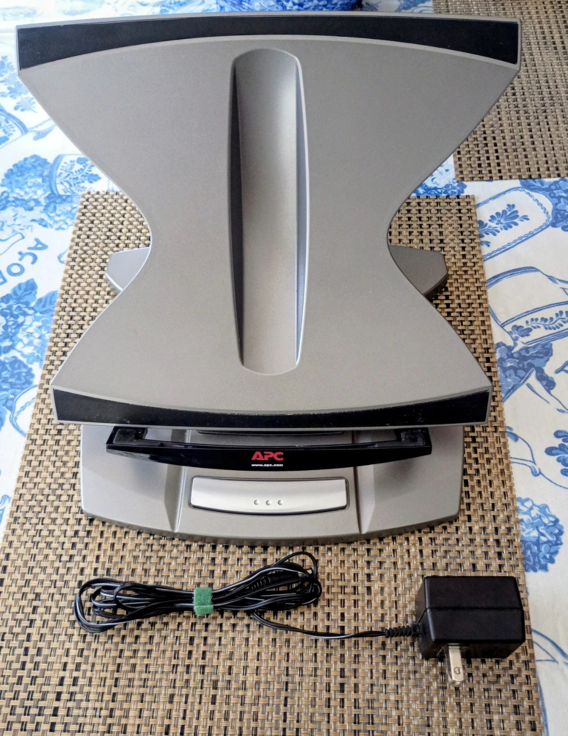 APC Laptop Stand with USB Hub - photo 4