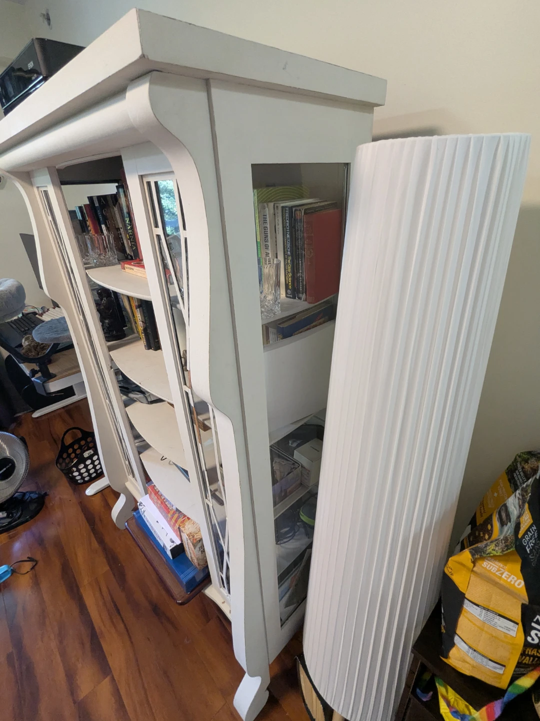 Elegant Mid-Century White Display Cabinet with Glass Doors - photo 2