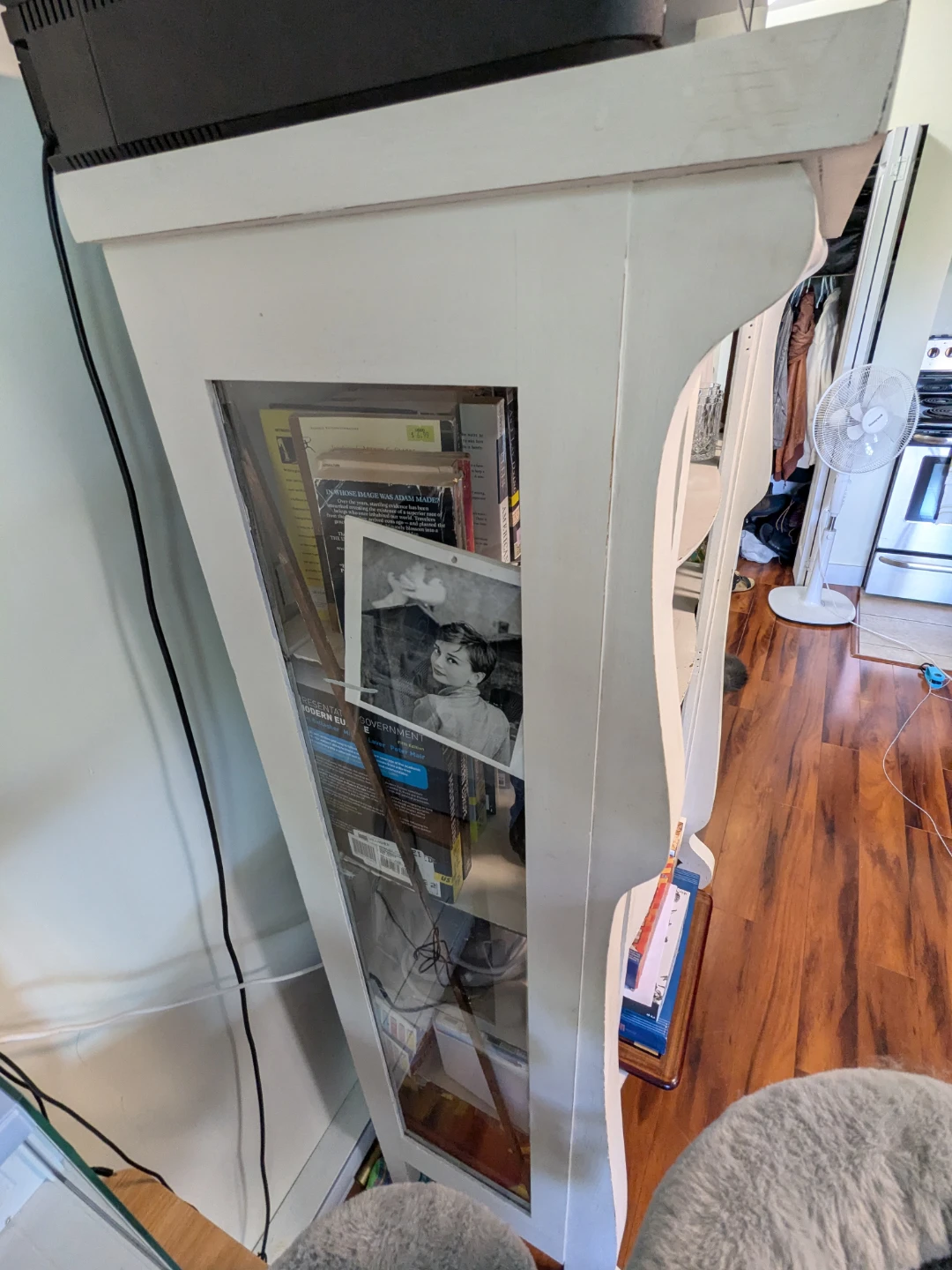 Elegant Mid-Century White Display Cabinet with Glass Doors - photo 4