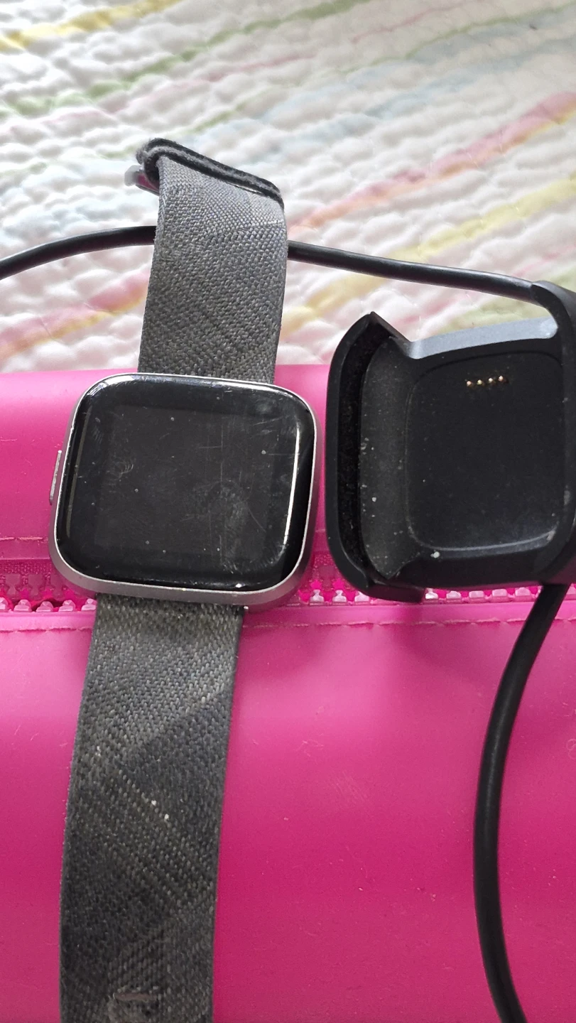 Fitbit Versa Smartwatch with Charger - photo 2