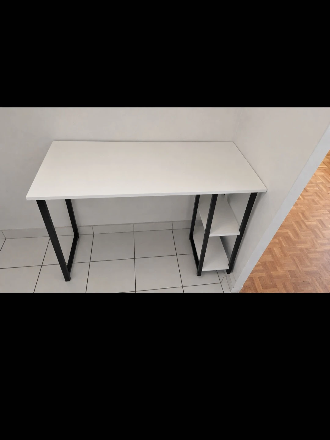 Computer Desk with Storage Shelves – Excellent Condition