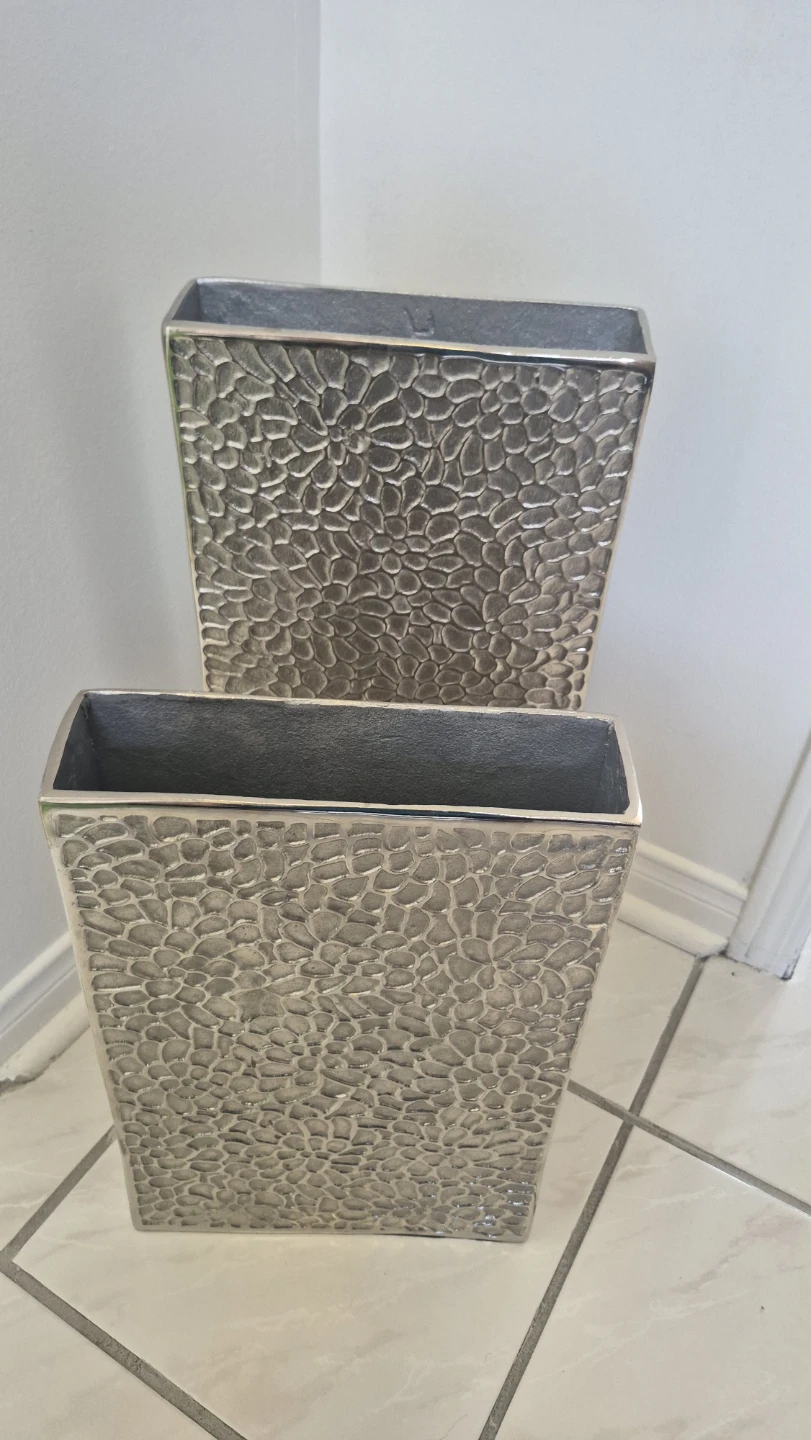 Set of 2 Hammered Metal Planters - photo 2