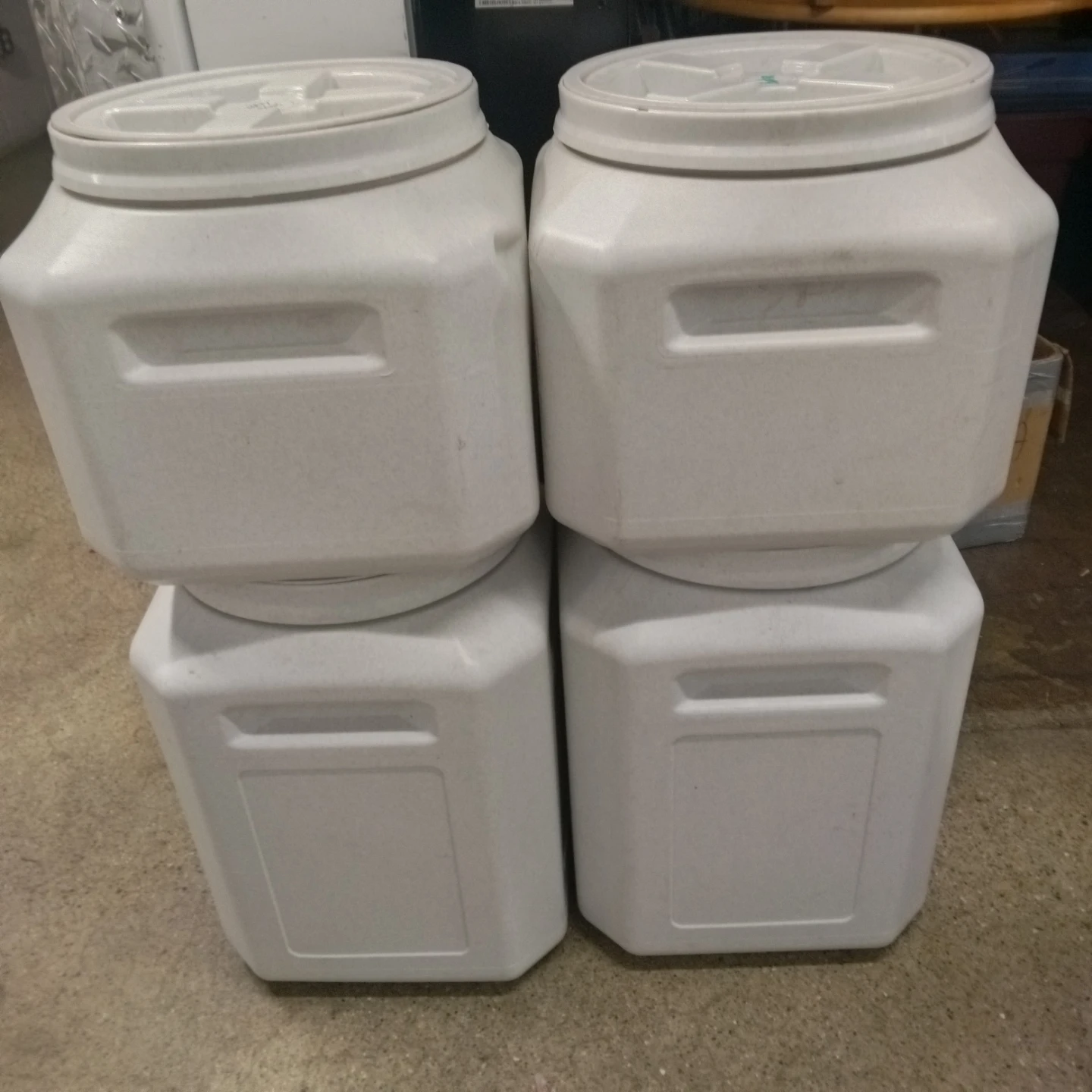 Dog tubs containers