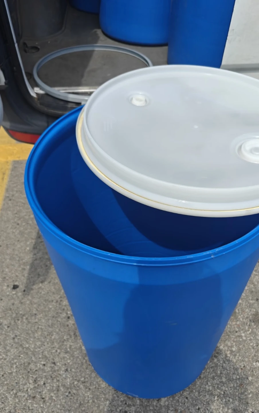 Blue Plastic Drum with Lid - 55 Gallon - photo 2