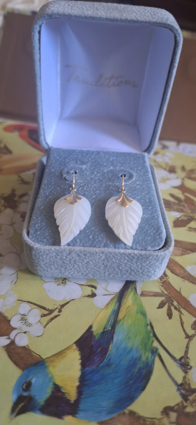Vintage Madison K Traditions  14K mother of pearl