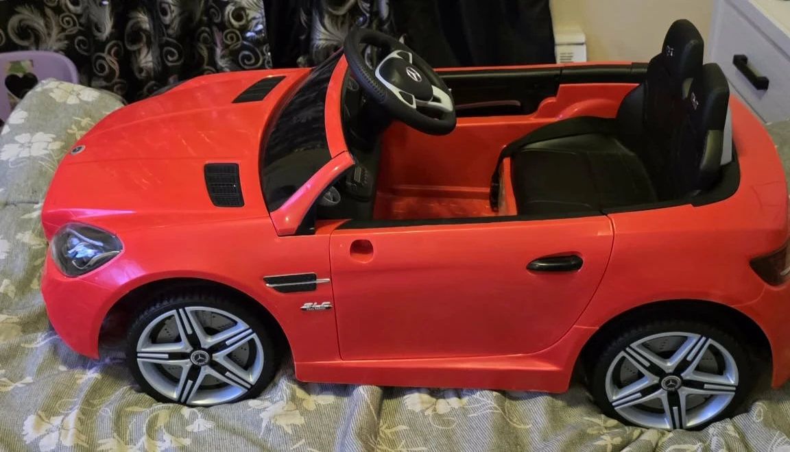 Kids' Battery-Operated Mercedes SLC 300 - Like New Condition - photo 2