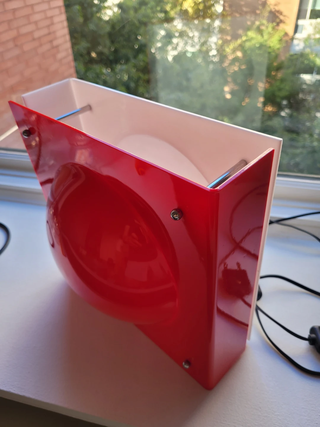 Luminaria Bola Red and White Modern Desk Lamp with Type C Plug - photo 3