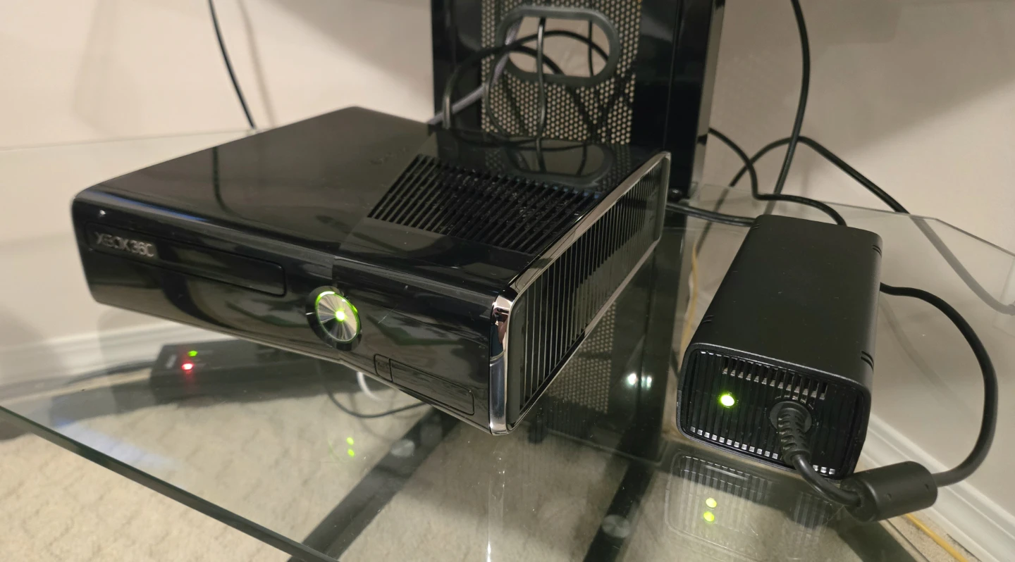 XBOX 360 SLIM 250GB + CONTROLLER + BATMAN ARKHAM KNIGHT - photo 2