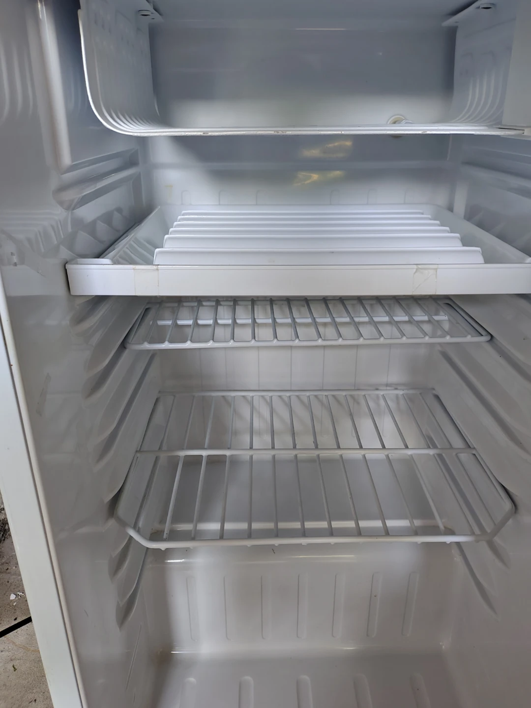 Danby Mini Fridge DCR038W - photo 3