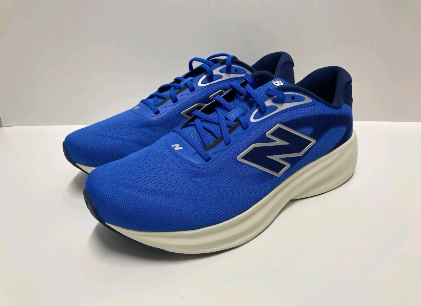 New Balance Fresh Foam 680v9 Men Size 10 (2E) Wide
