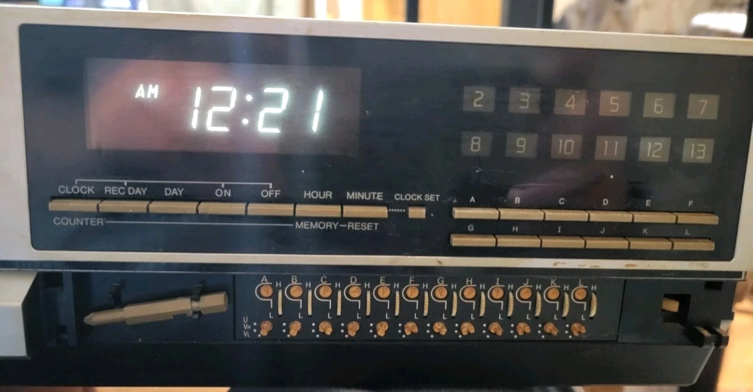 Sanyo Betacord VCR Model No. 4010 POWERS ON 1985 - photo 3