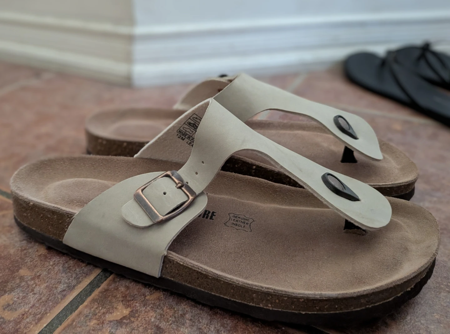 Cushionair Leah Thong Woman's Sandles. Size 12.5