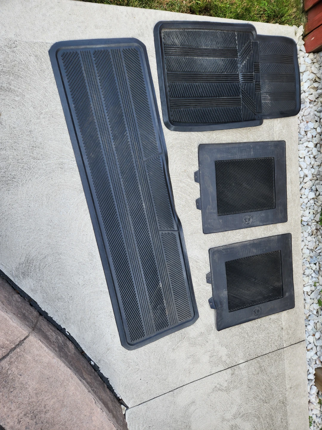 4 Black Rubber Car Floor Mats