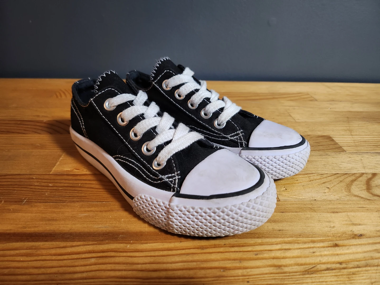 Kids Airwalk Canvas Sneakers Black- (Size 10.5 US)