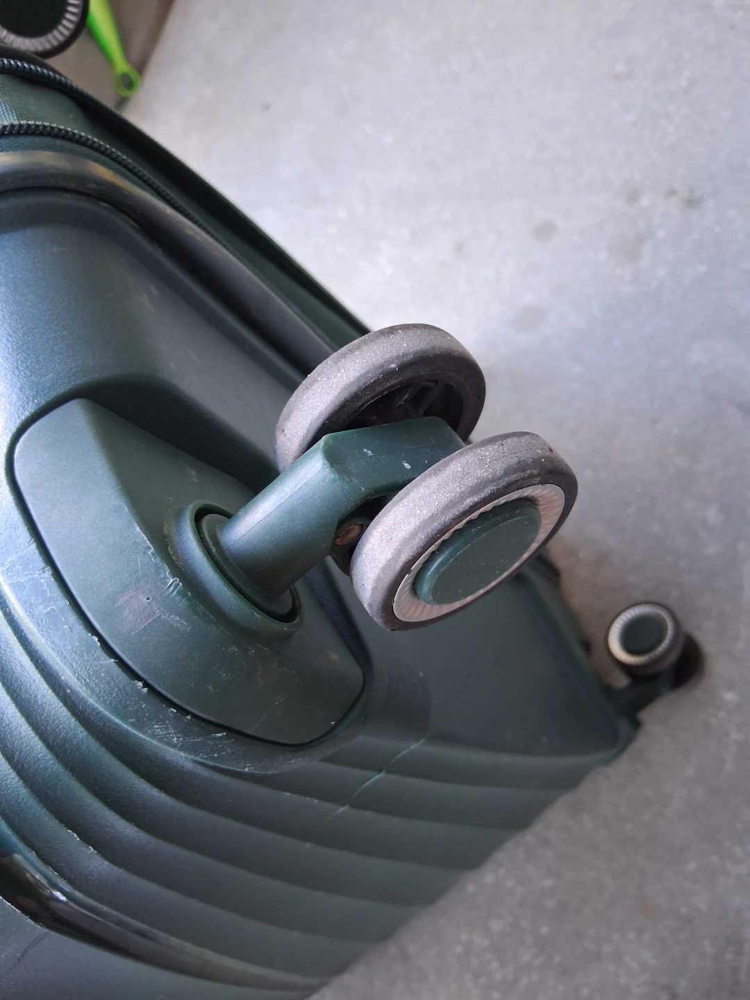 Green Hardshell Spinner Suitcase - photo 5