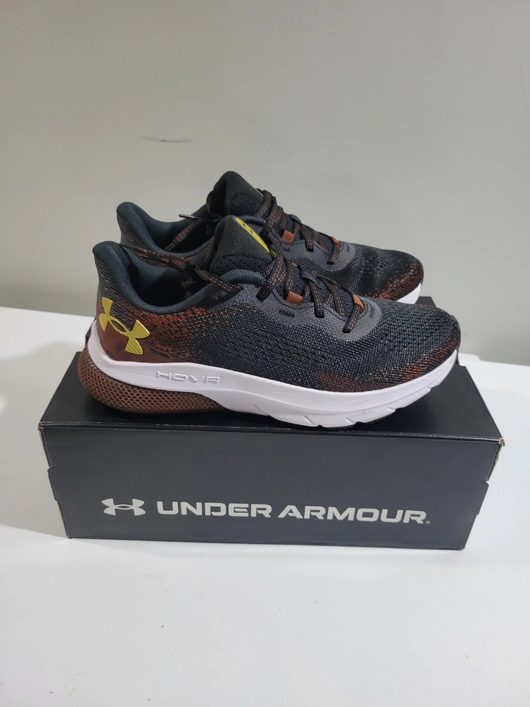 NEW WOMEN'S UNDERARMOUR SHOES 8.5 - photo 2