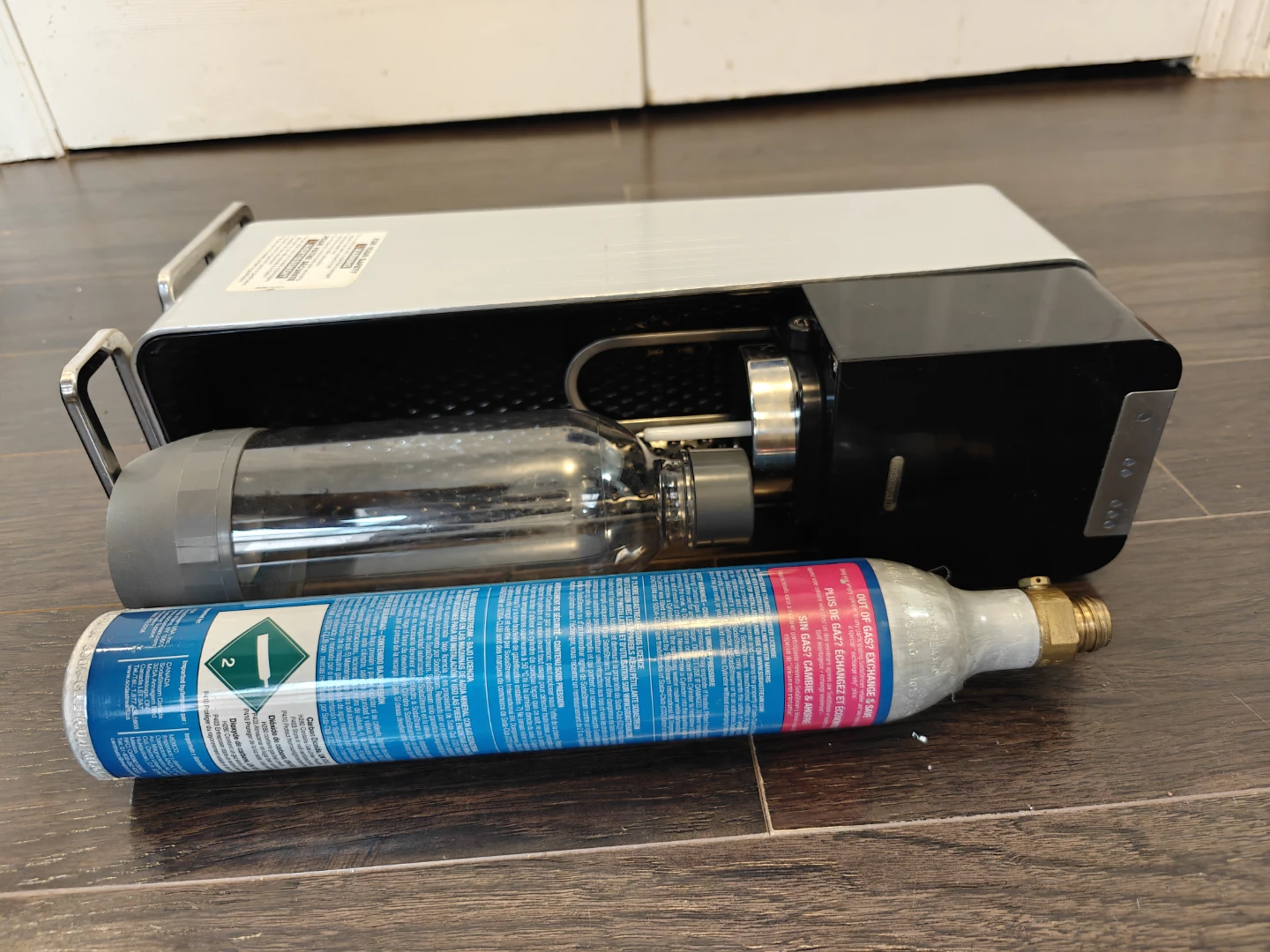 SodaStream Sparkling Water Maker with CO2 Cylinder and Bottle - photo 2