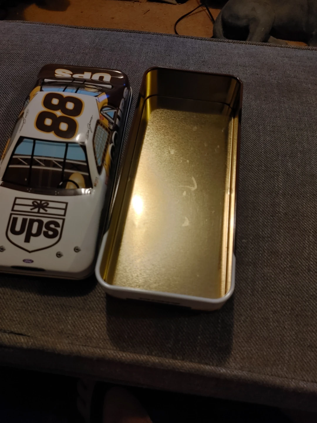 Dale Jarrett #88 UPS Nascar Collectible Tin - photo 2
