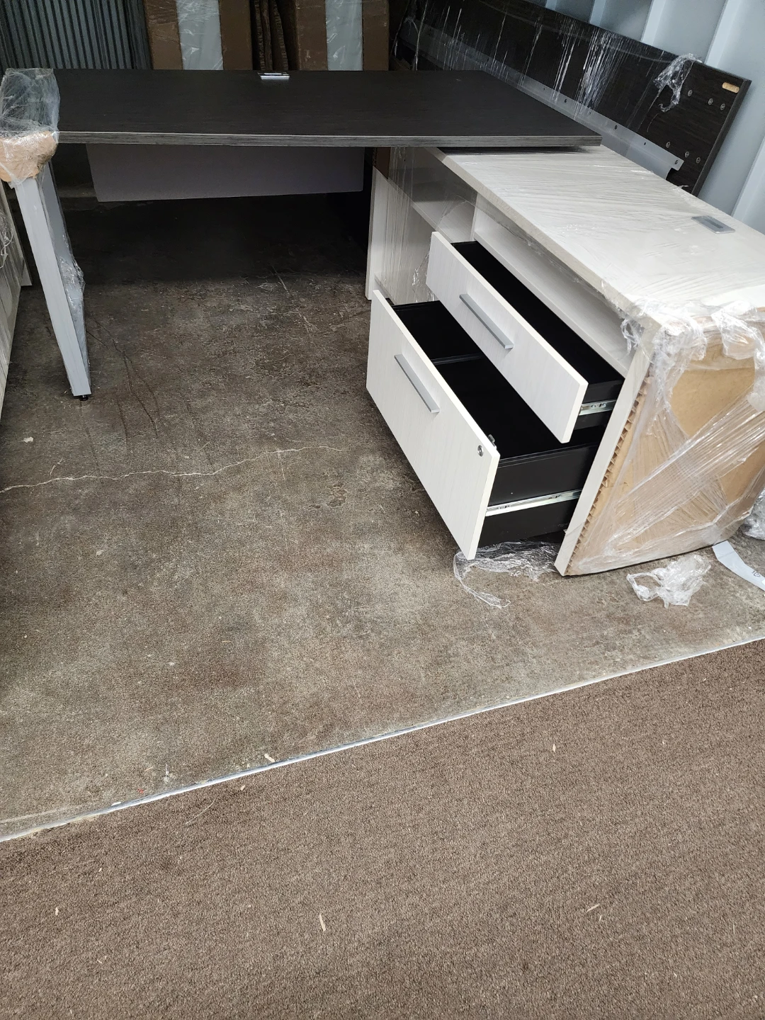 Modern L-shaped desk with drawers and shelves - photo 3