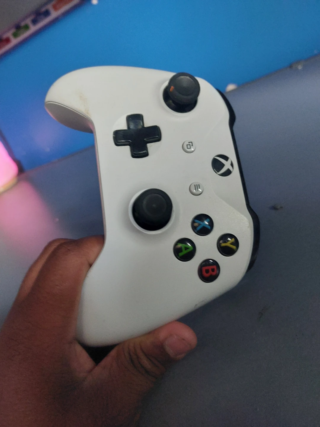 White Xbox Wireless Controller - photo 3